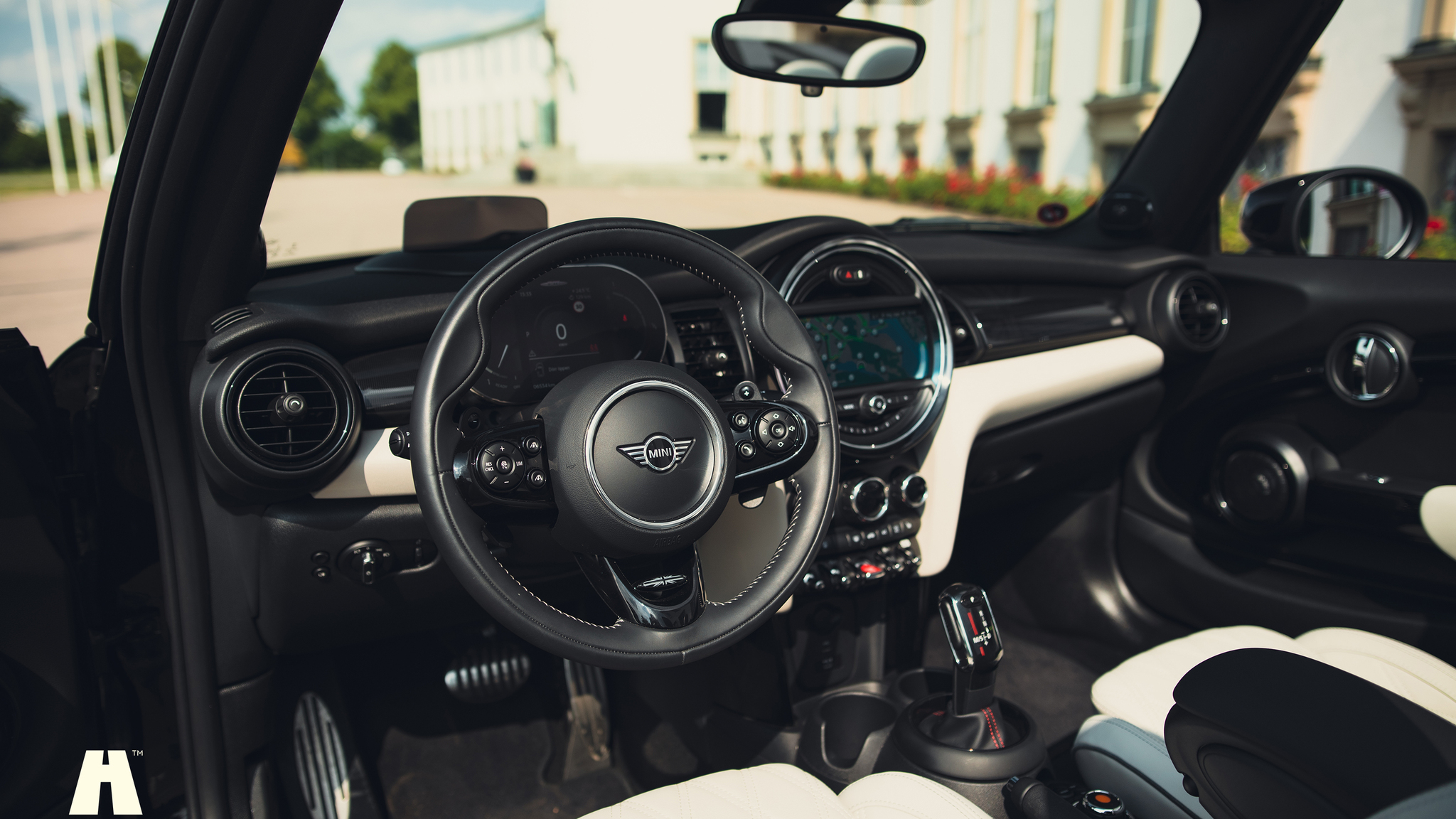 Innenraumfoto von 2021 Mini John Cooper Works Cabriolet  (8)