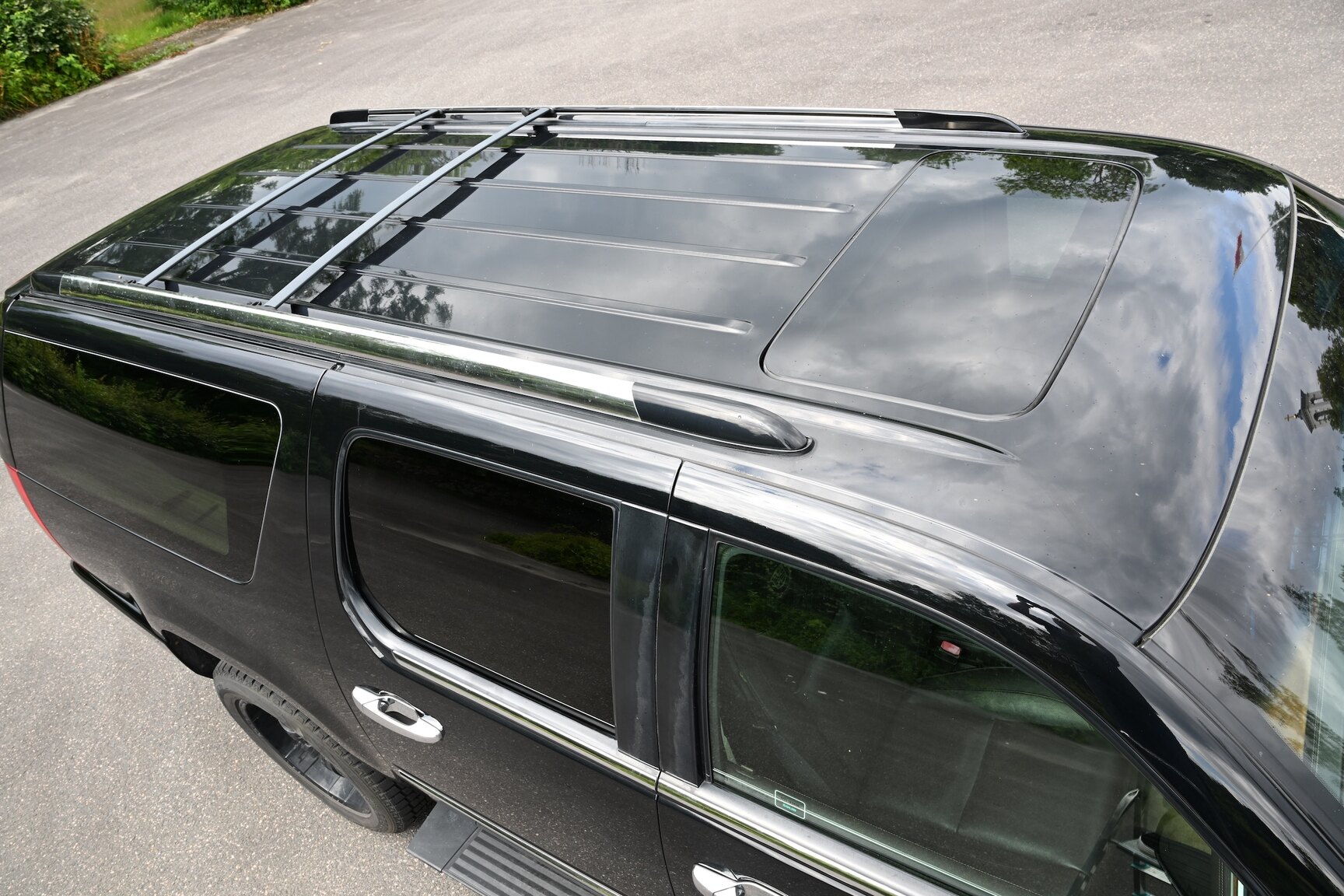 Exterior image of 2010 Cadillac Escalade ESV 6.2 Flexfuel