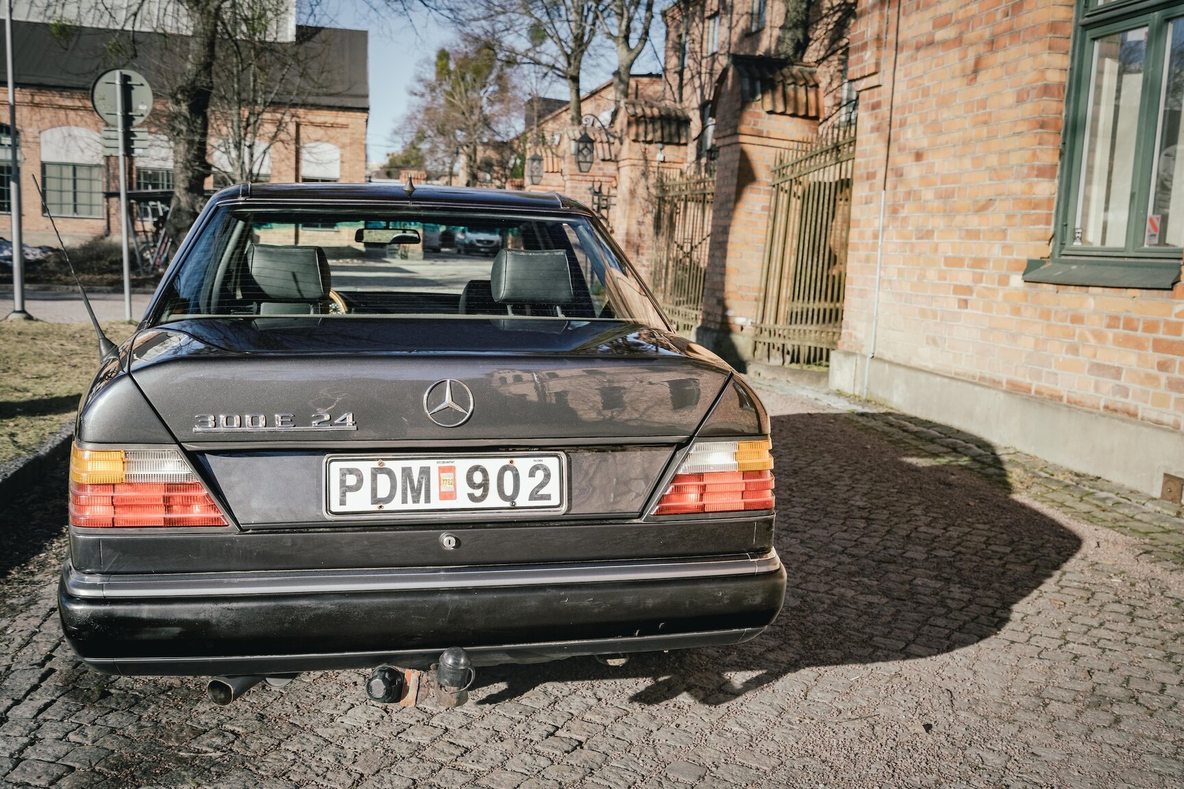 Exteriörbild på 1991 Mercedes-Benz 300E-24 (3)
