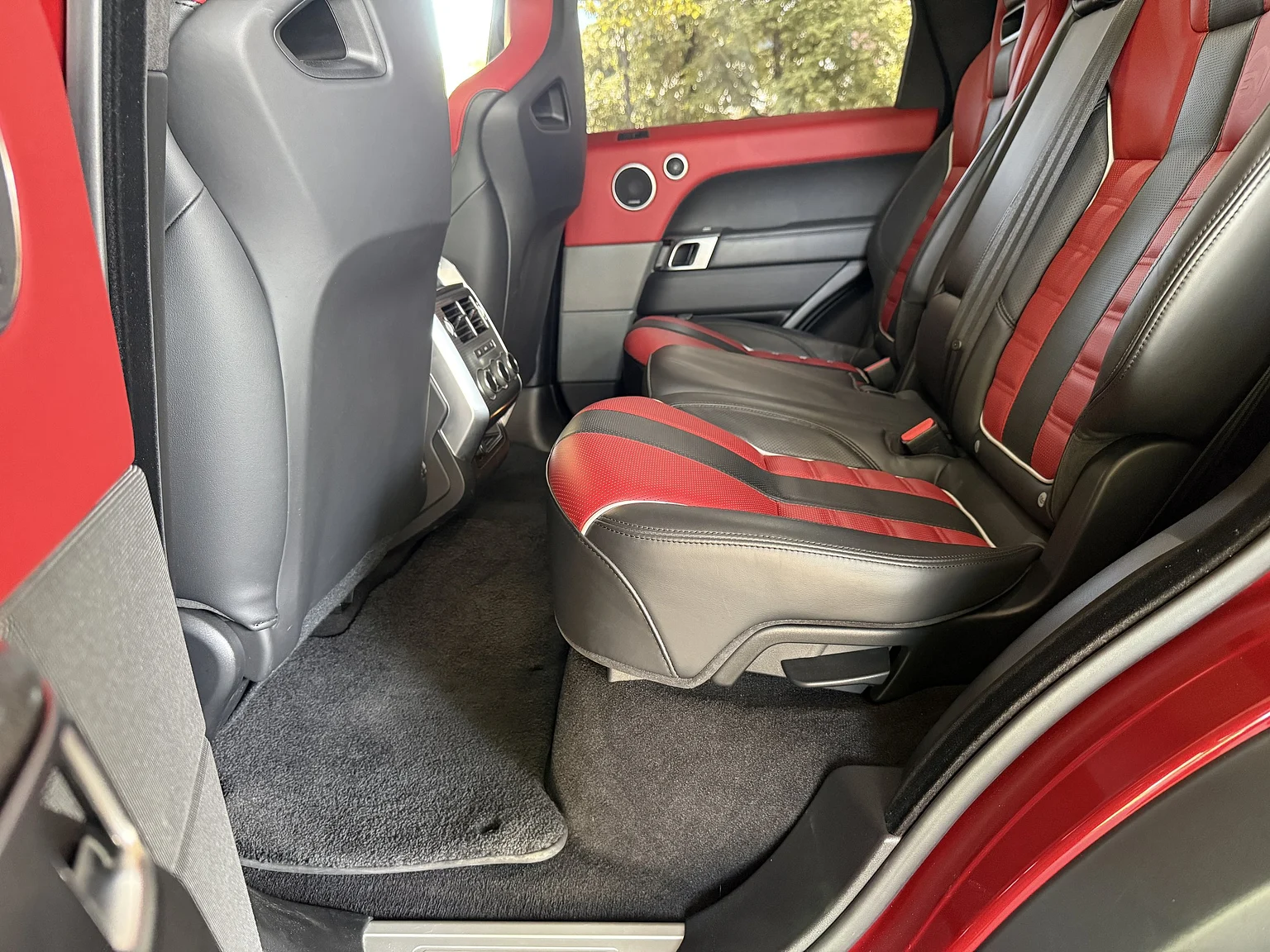 Interiörbild 2017 Range Rover Sport SVR (50)