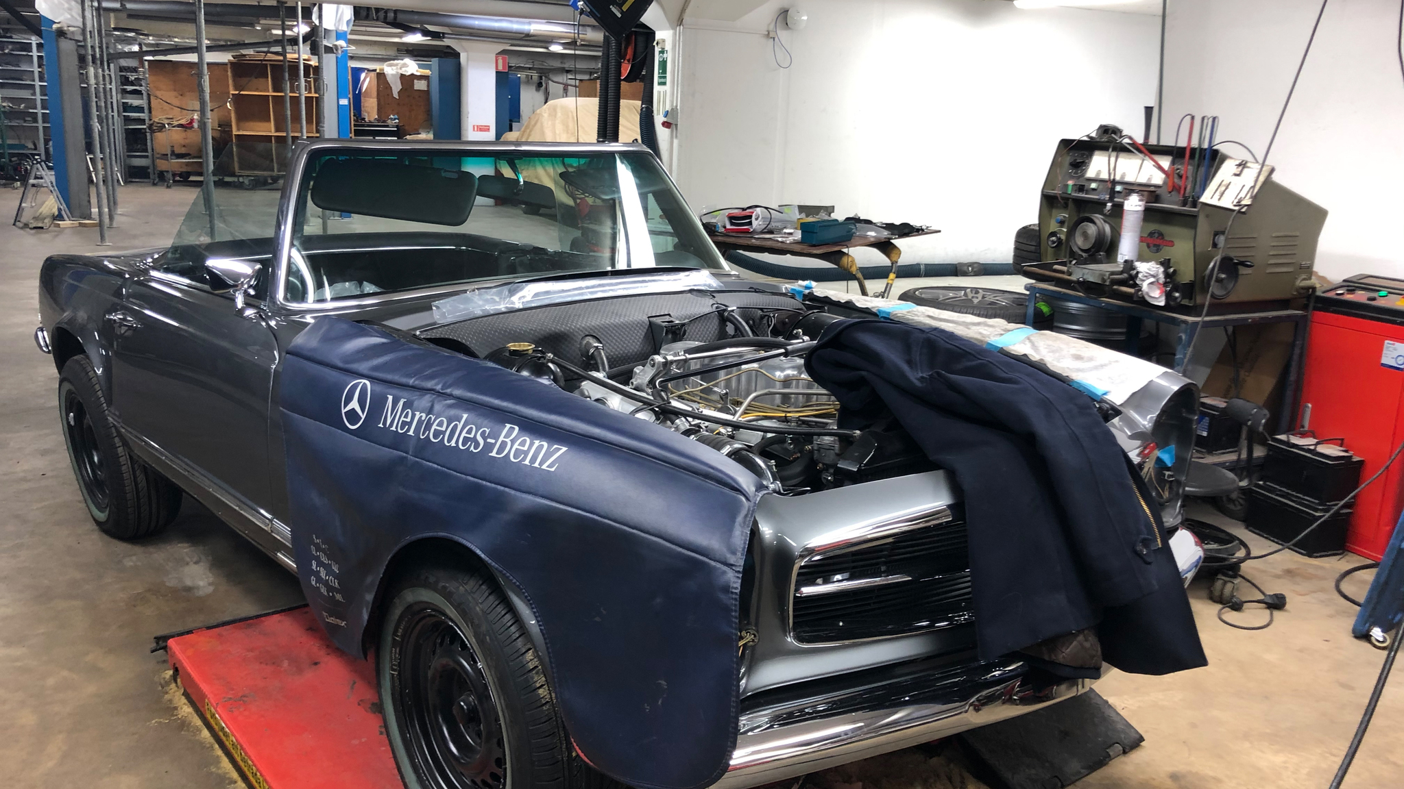 Exteriörbild på 1970 Mercedes 280 SL Pagoda (106)