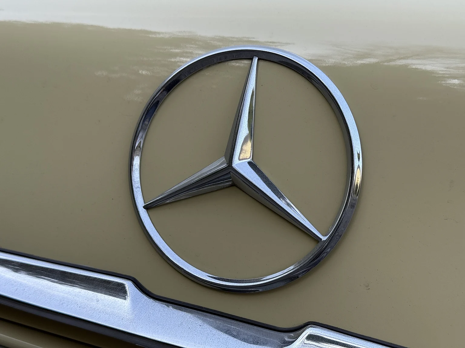 Exteriörbild på 1974 Mercedes-Benz 230 Automatic (61)