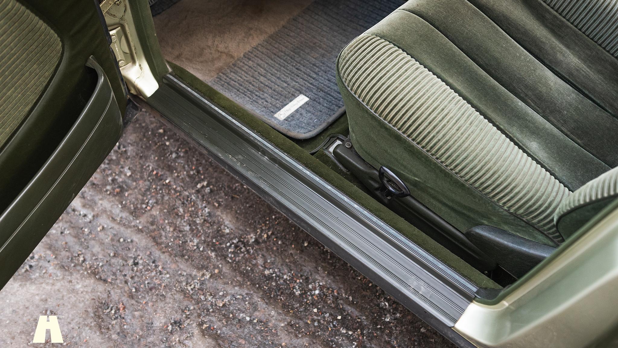 Interior image of 1985 Mercedes-Benz 200 Series 3  (68)