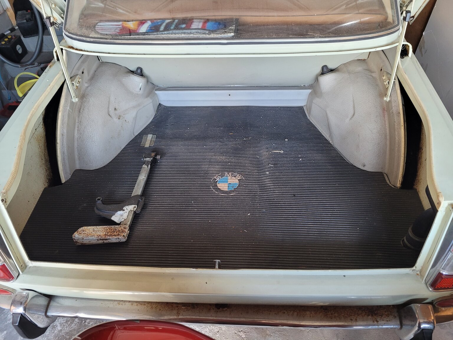 Interiörbild 1966 Renoveringsobjekt BMW 1800