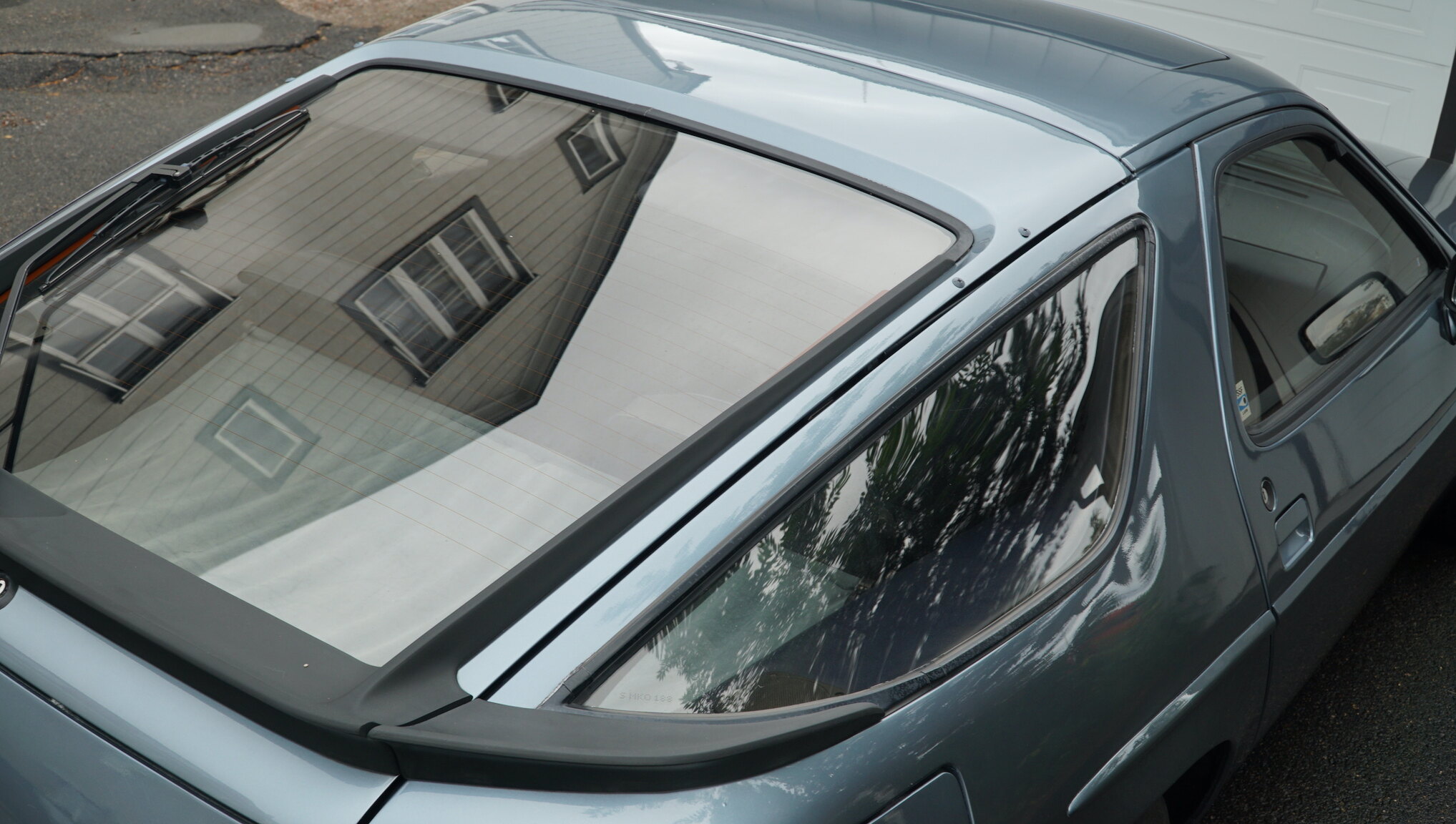 Exterior image of 1983 Porsche 928S (53)