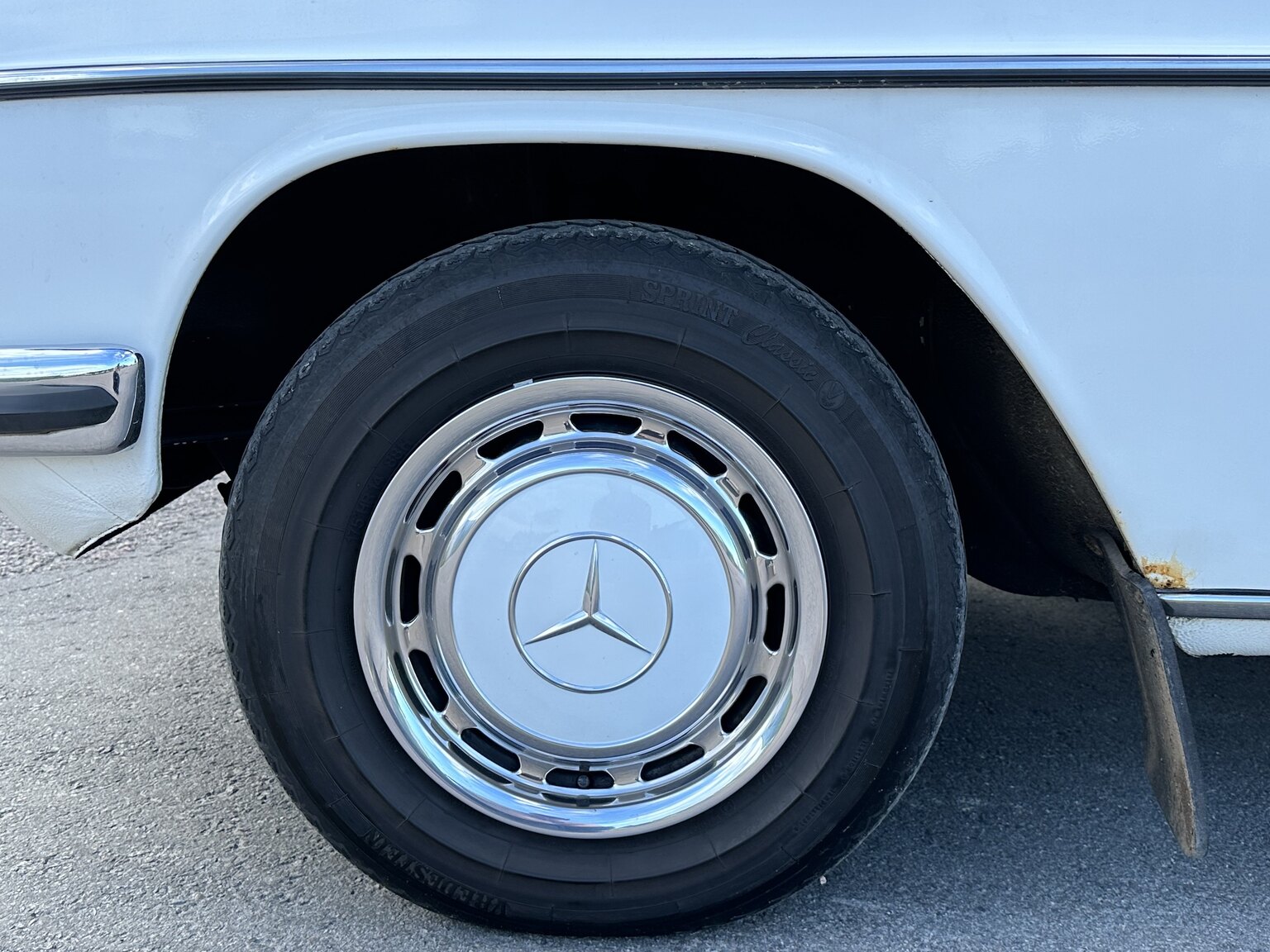 Exteriörbild på 1975 Mercedes Benz 200
