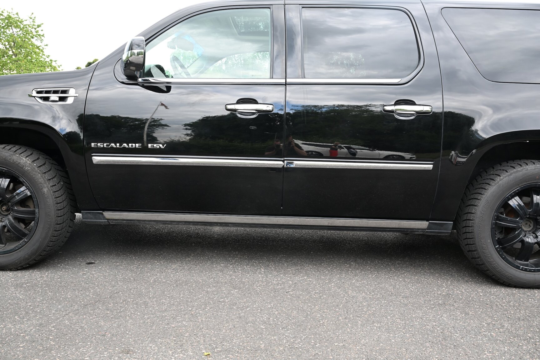 Exterior image of 2010 Cadillac Escalade ESV 6.2 Flexfuel