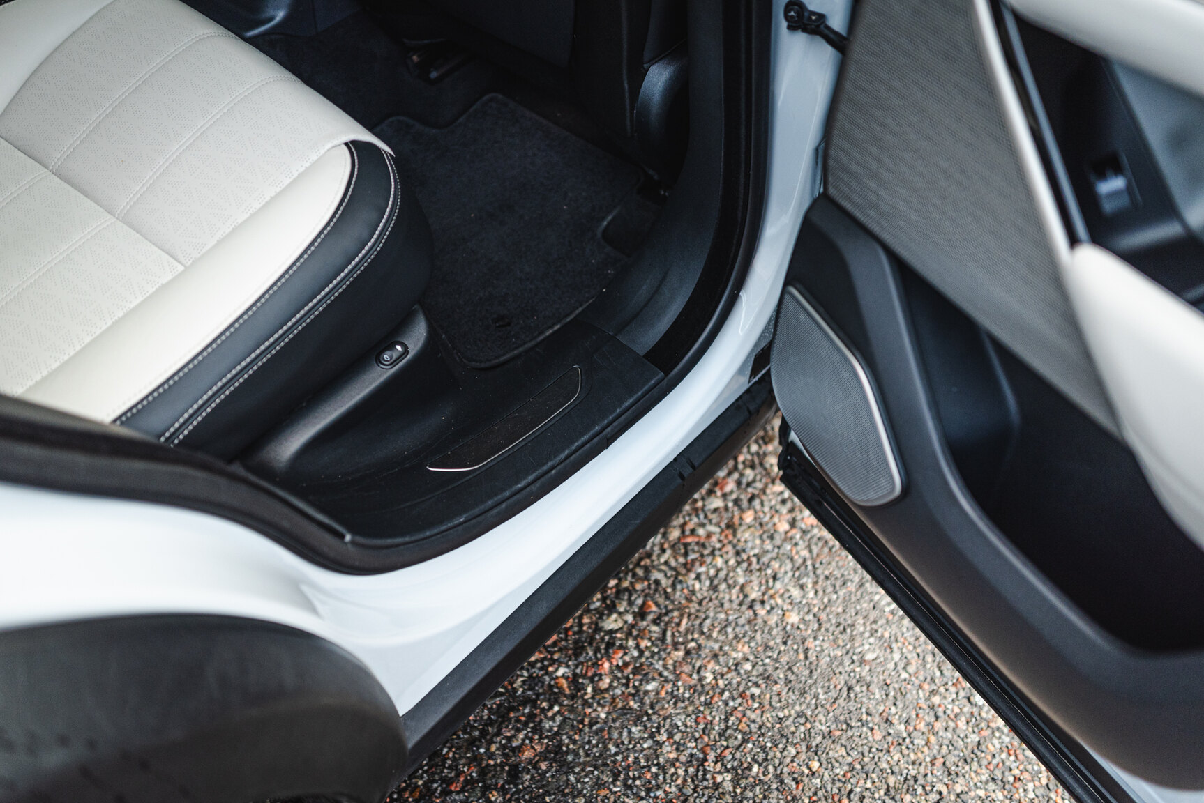 Interior image of 2018 Range Rover Velar D300 AWD HSE