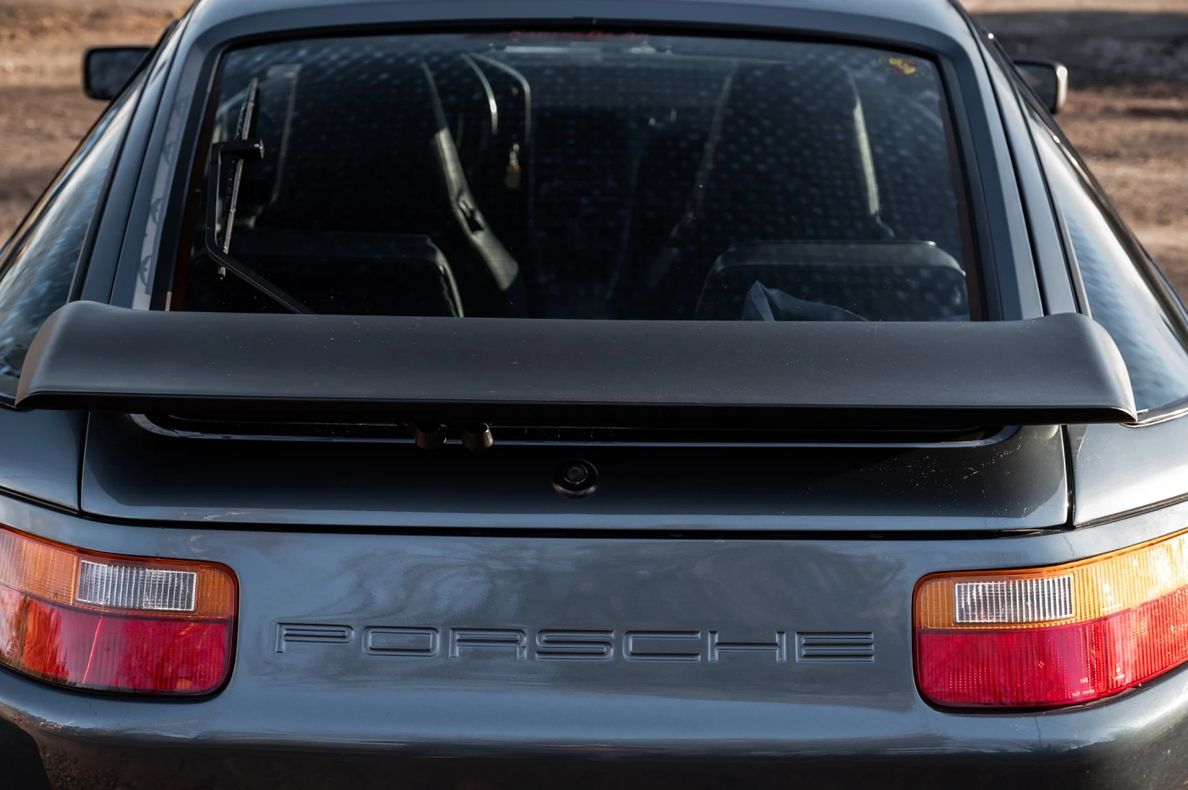 Exteriörbild på 1988 Porsche 928 S4 (31)