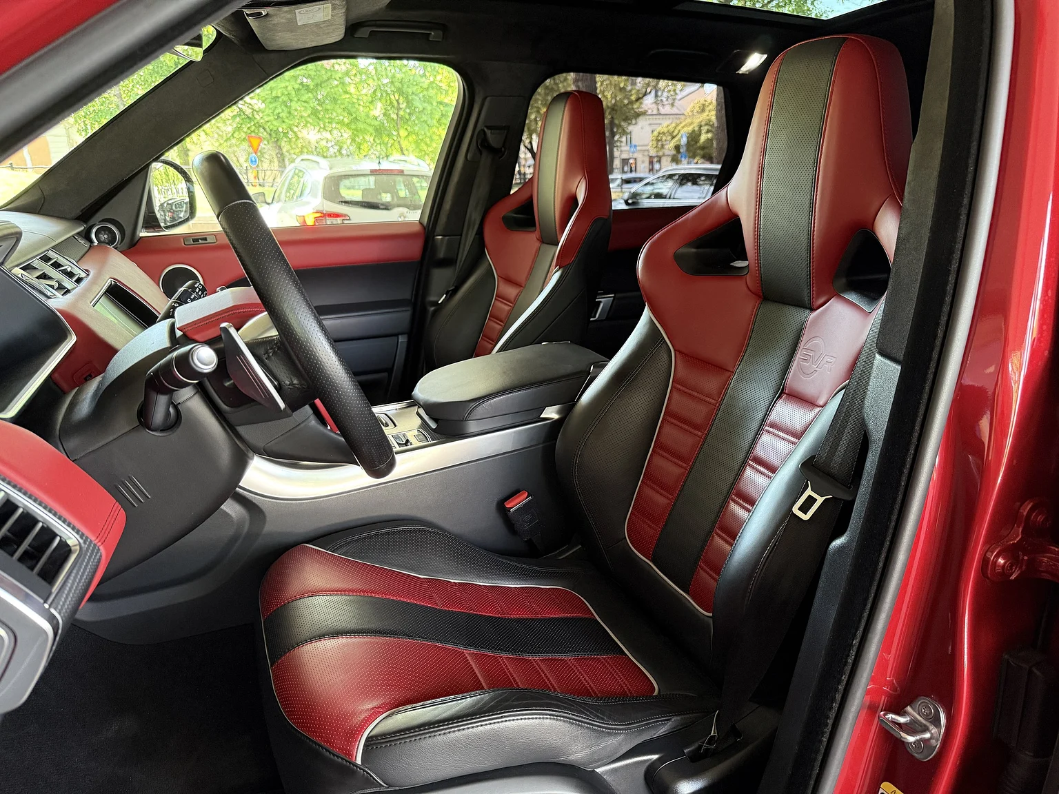 Interiörbild 2017 Range Rover Sport SVR (16)