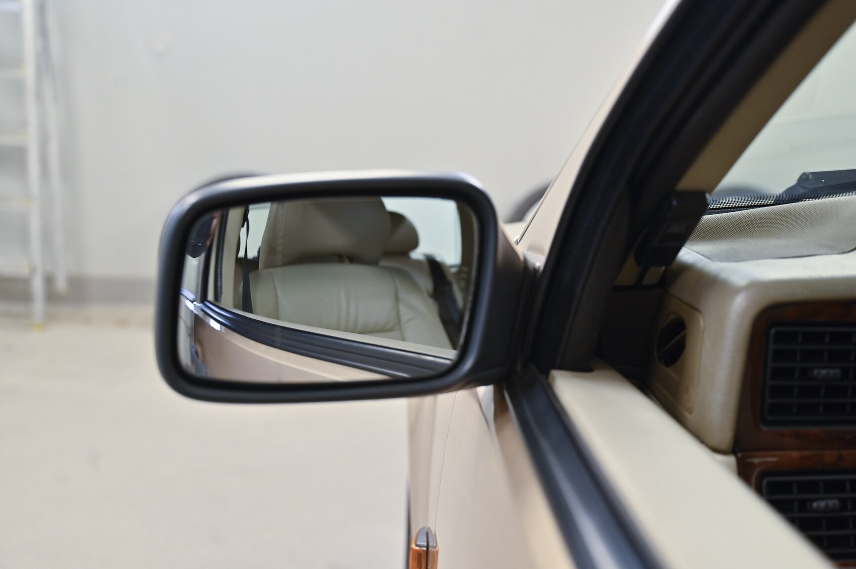 Exterior image of 1996 Volvo 855GLT
