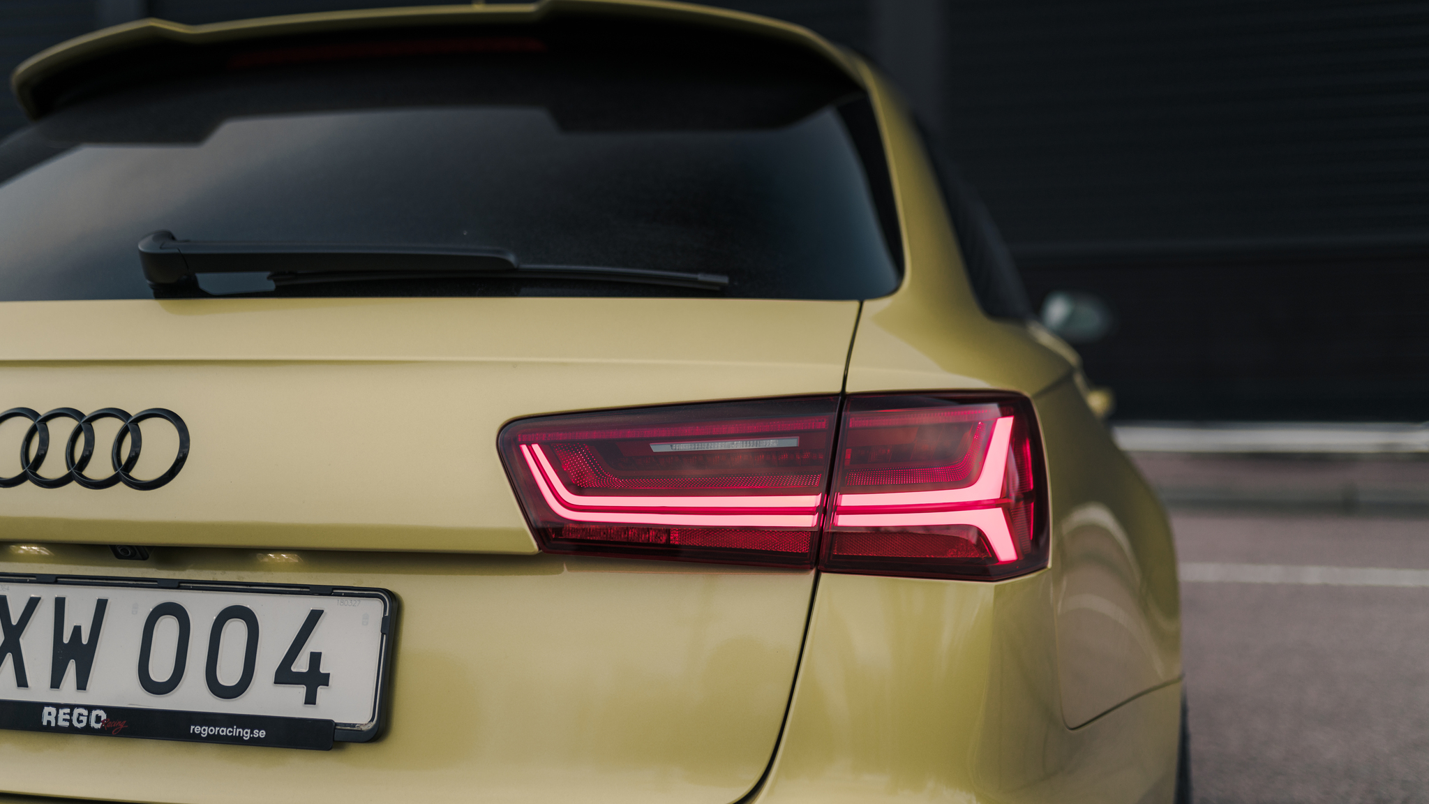 Exterior image of 2016 Audi RS6 Avant Exclusive (26)