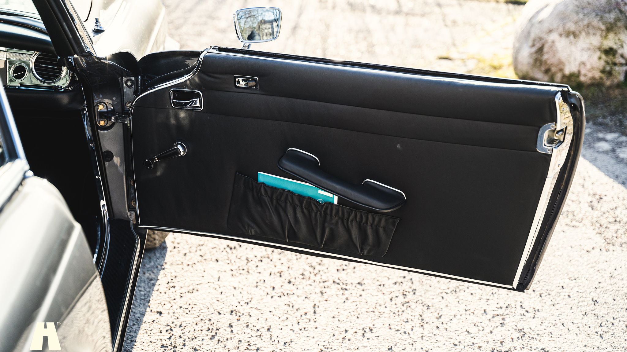 Interior image of 1970 Mercedes 280 SL Pagoda (12)