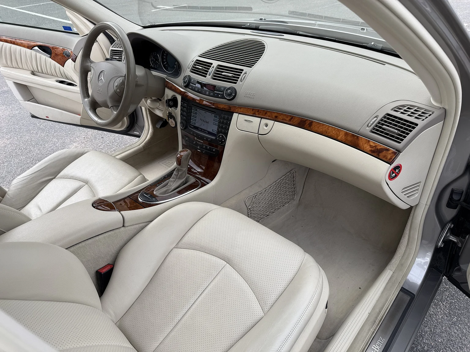 Innenraumfoto von 2004 Mercedes-Benz E 500 7G-Tronic (28)