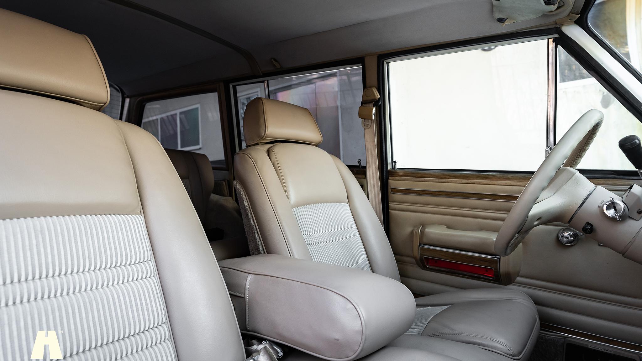 Interior image of 1991 Jeep Grand Wagoneer 1991 (14)