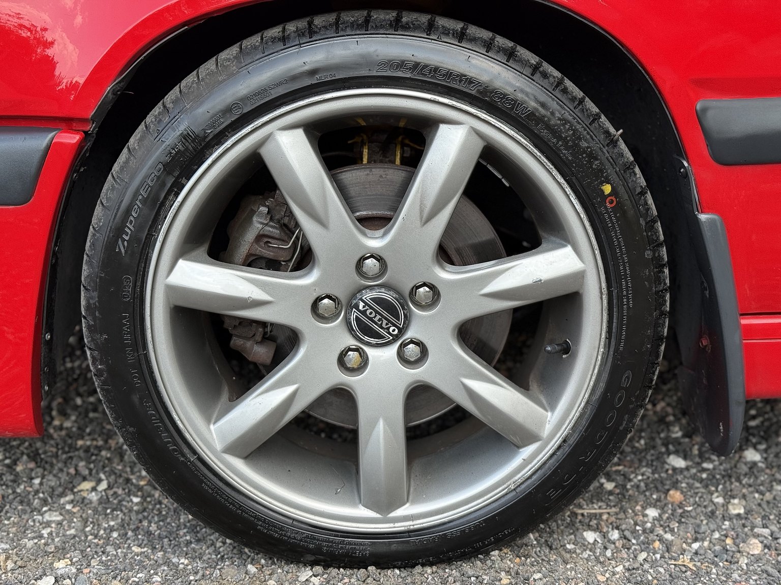 Exterior image of 1996 Volvo 850 R "T-Röd"