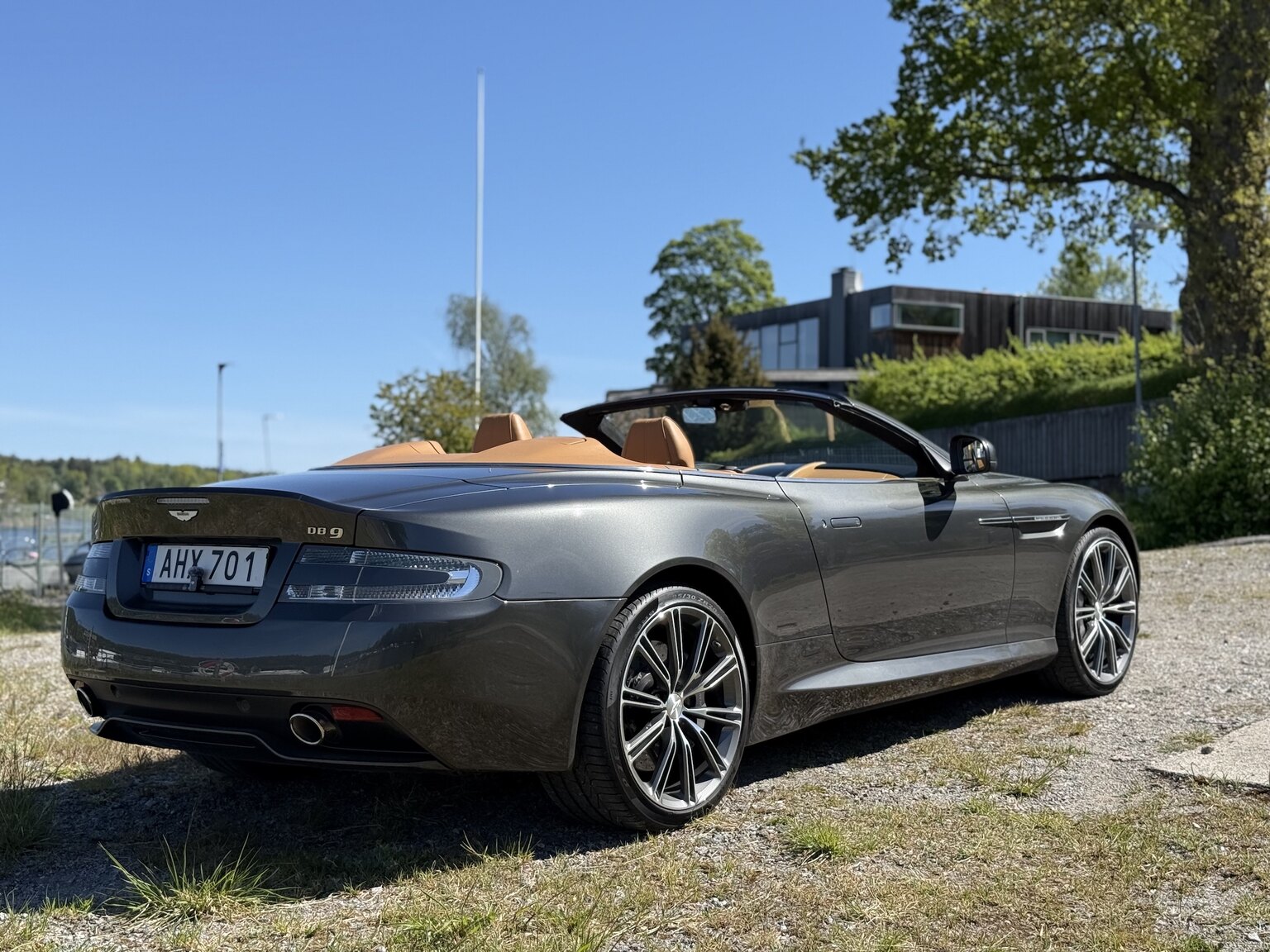Exteriörbild på 2015 Aston Martin DB9 Volante