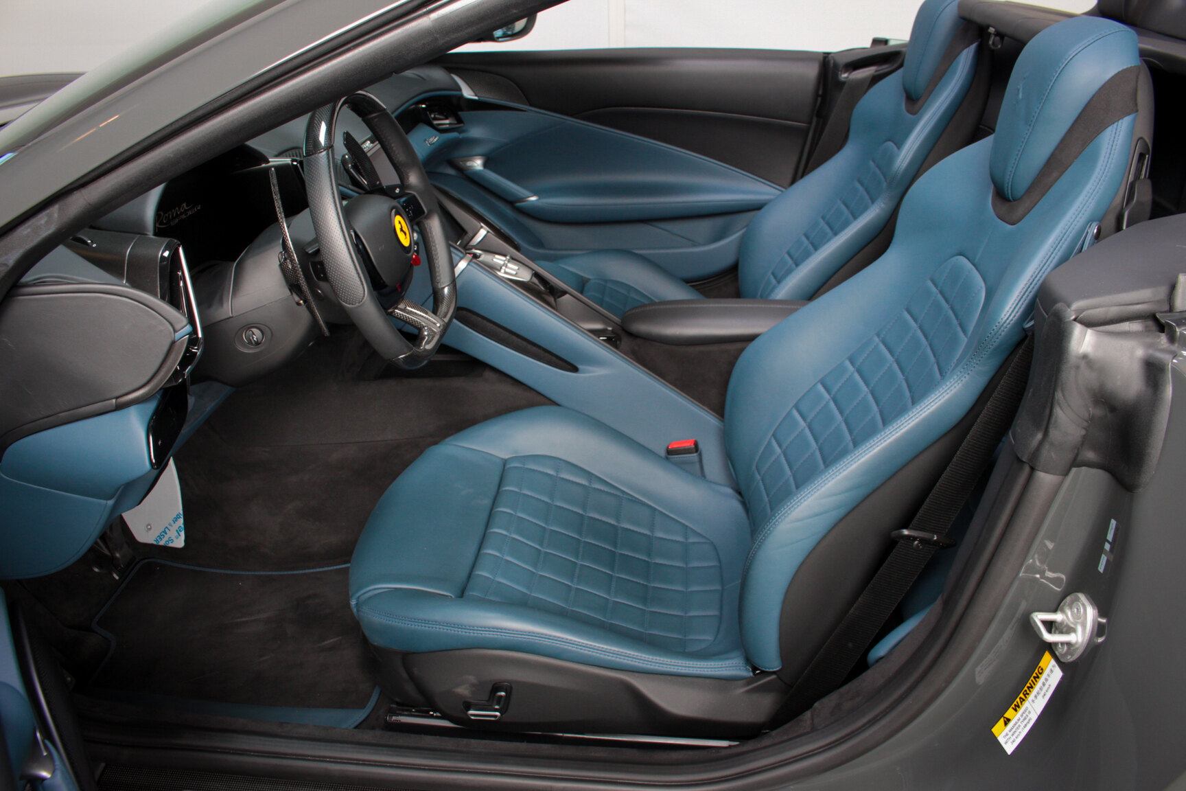 Interiörbild 2024 Ferrari Roma Spider