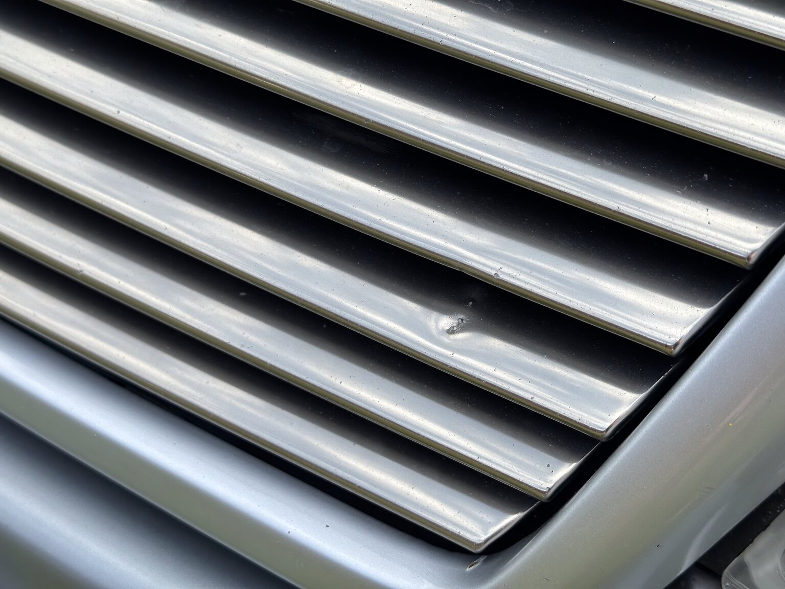 Exterior image of 1992 Mercedes-Benz SL 500