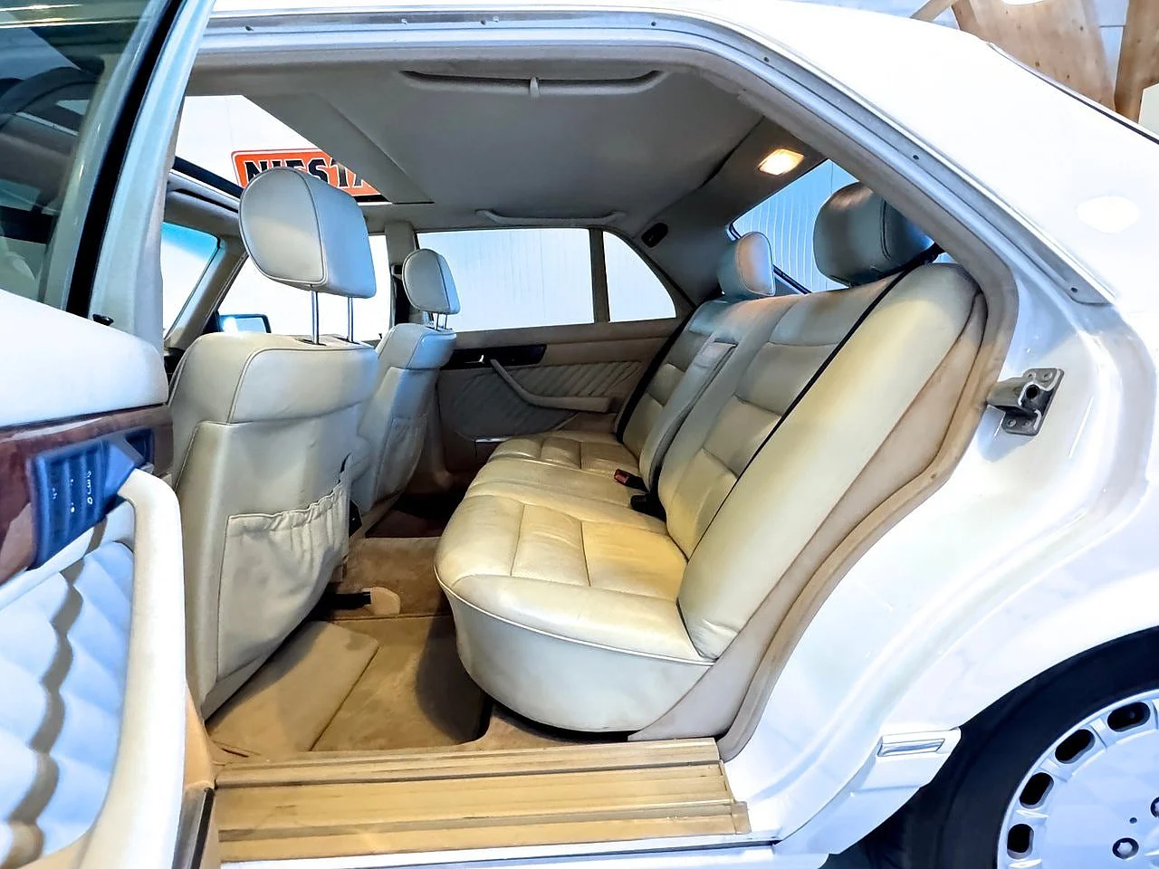Bild von 1991 Mercedes-Benz S560 (36)