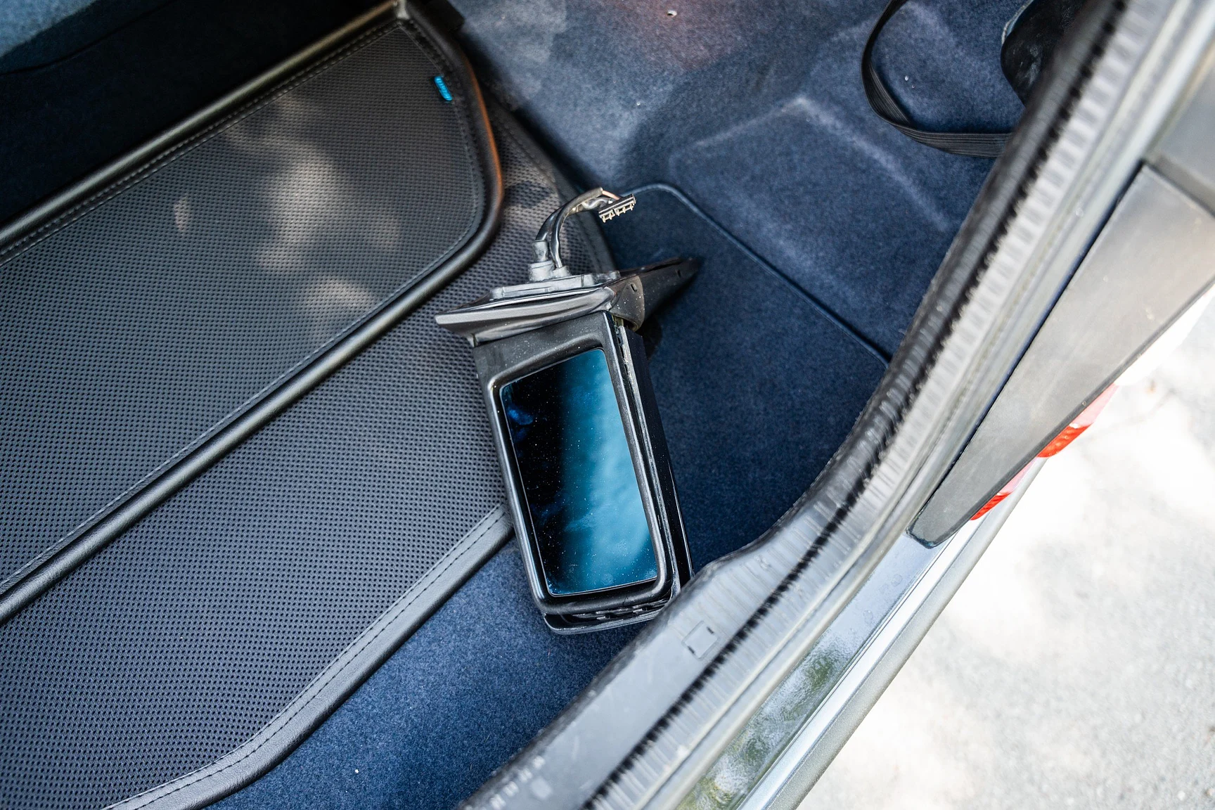 Interior image of 1993 Mercedes-Benz 300 CE-24 Cabriolet (76)