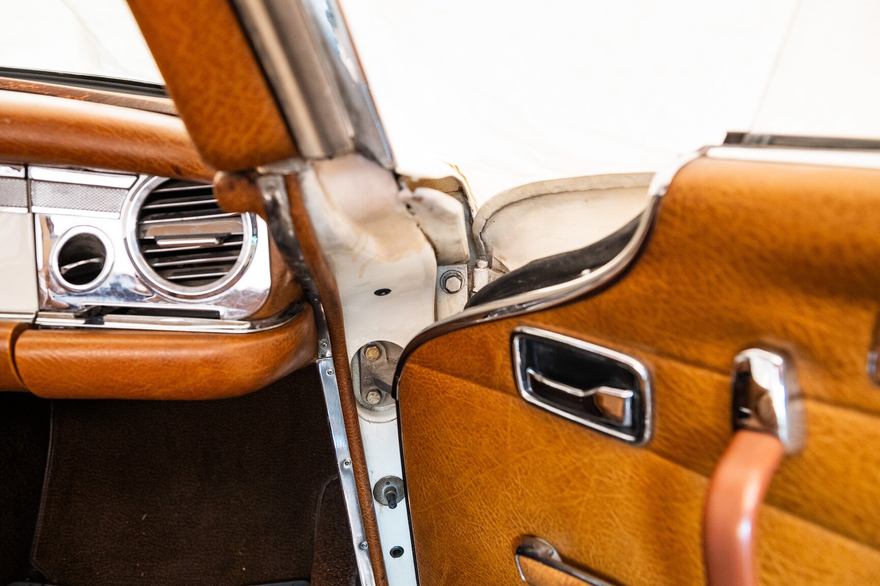 Innenraumfoto von 1968 Mercedes-Benz 280 SL Pagoda (51)