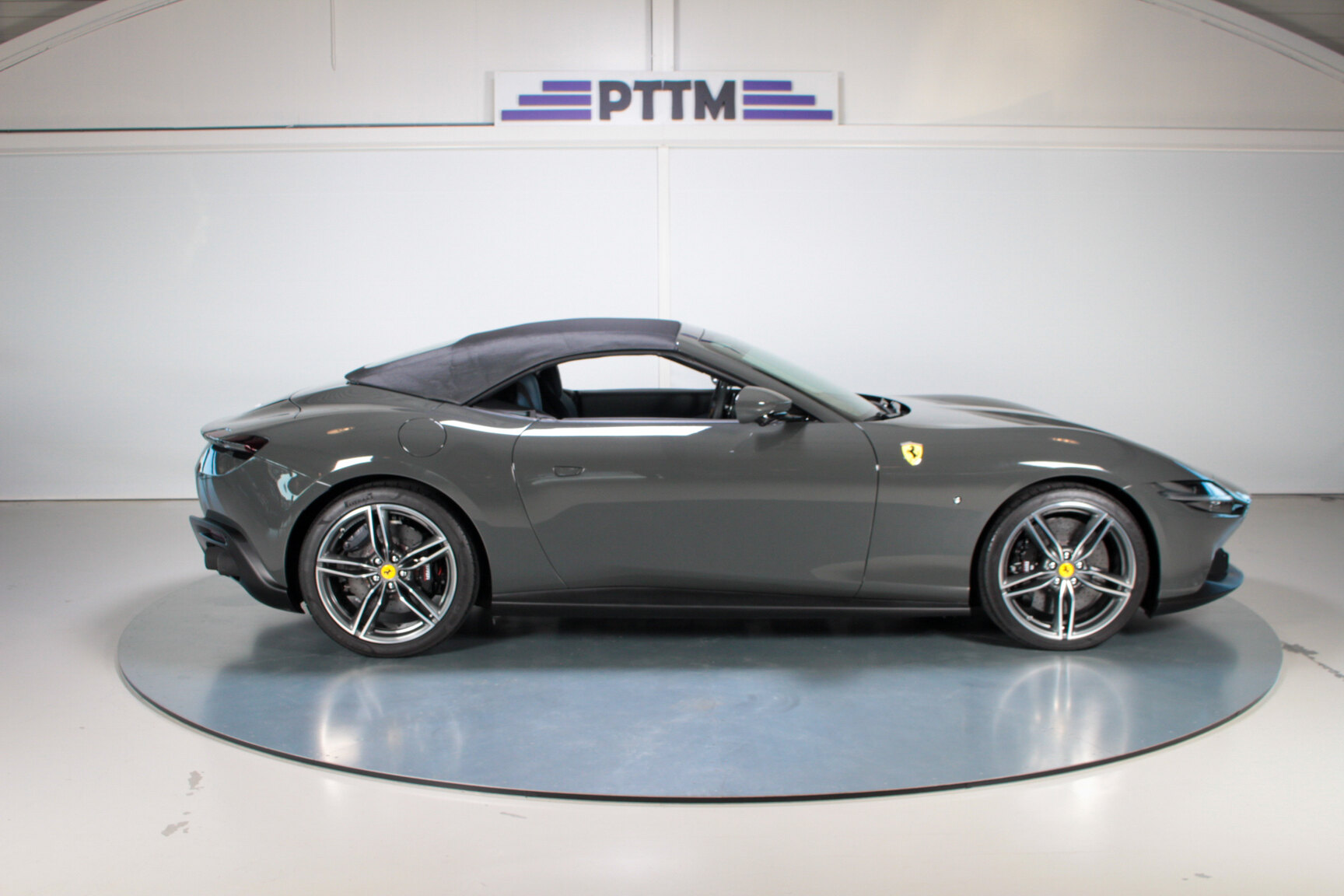 Exteriörbild på 2024 Ferrari Roma Spider