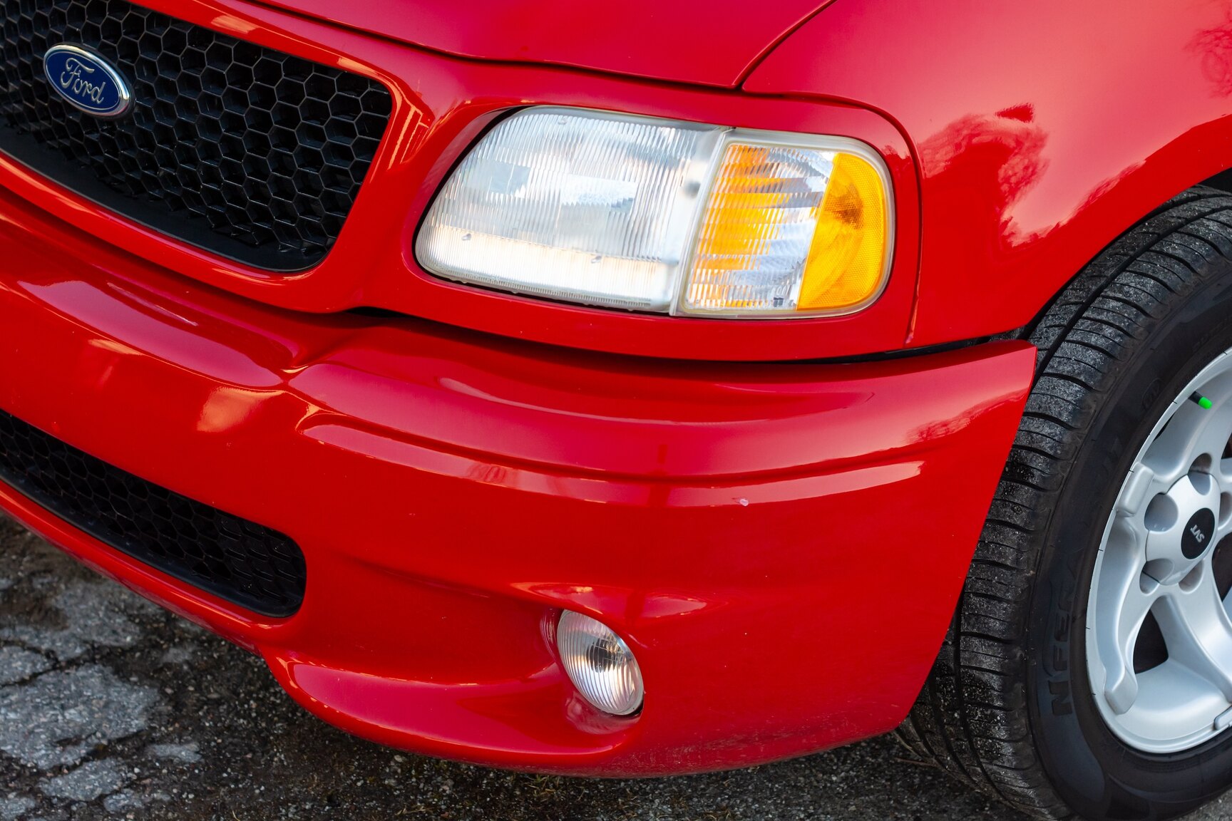 Exterior image of 2000 FORD F-150 SVT Lightning