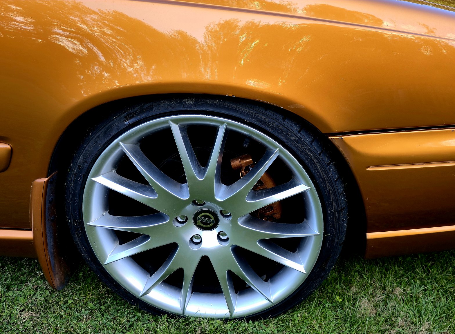 Exterior image of 1998 Volvo V70 R 2.3 T Automatisk