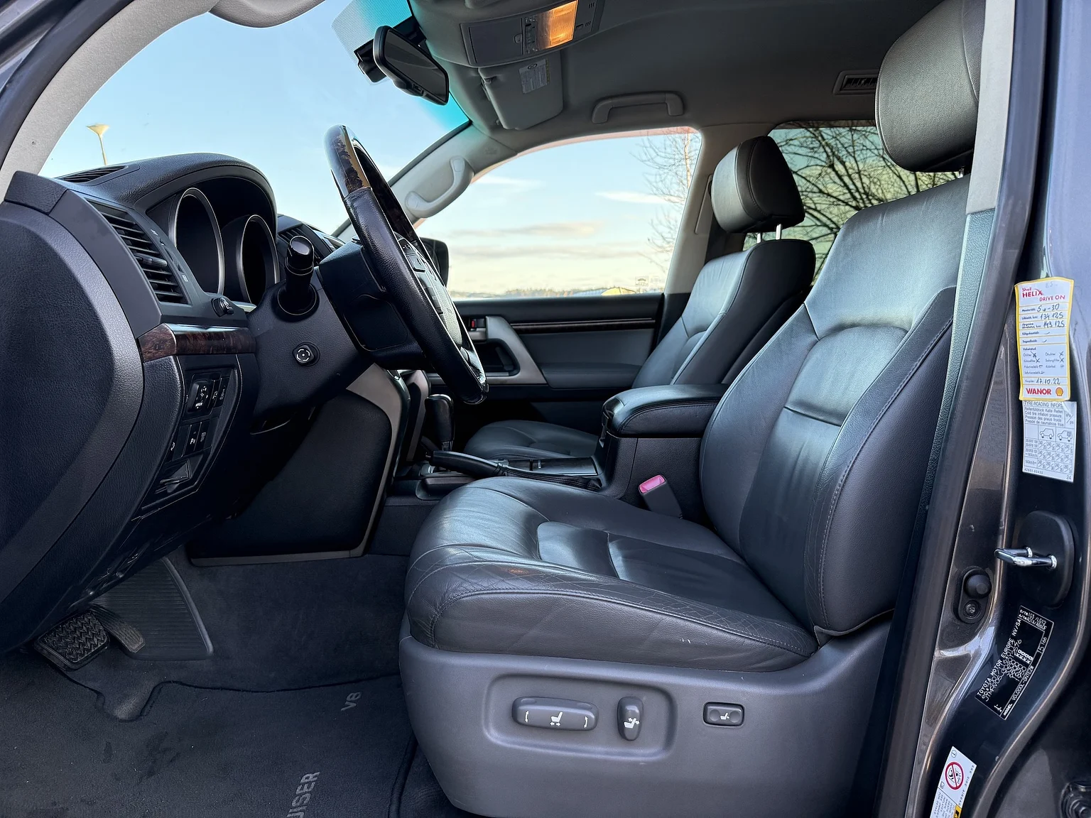 Innenraumfoto von 2008 Toyota Land Cruiser 200 Series 4.5 V8 (13)