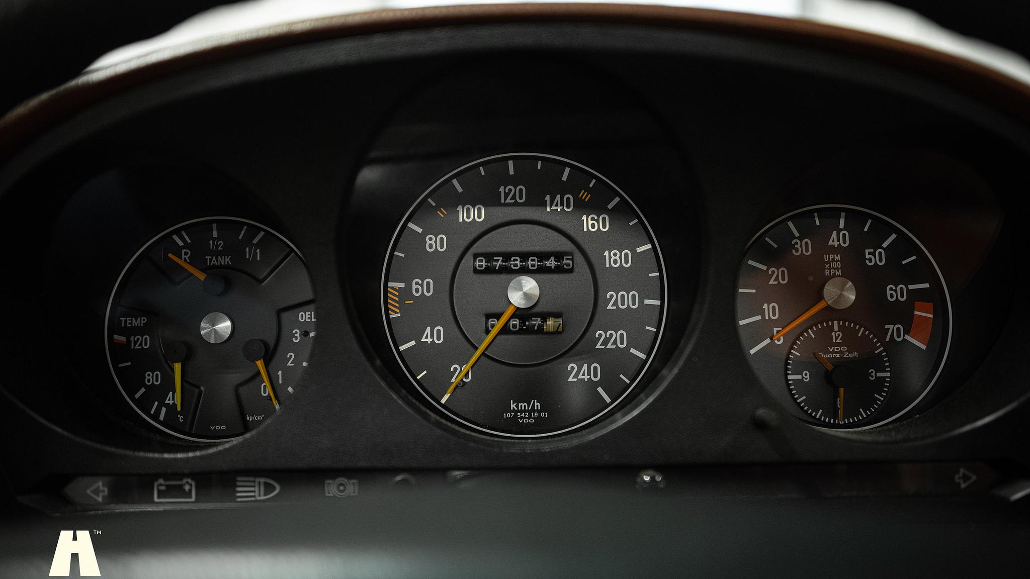 Innenraumfoto von 1975 Mercedes SL 350