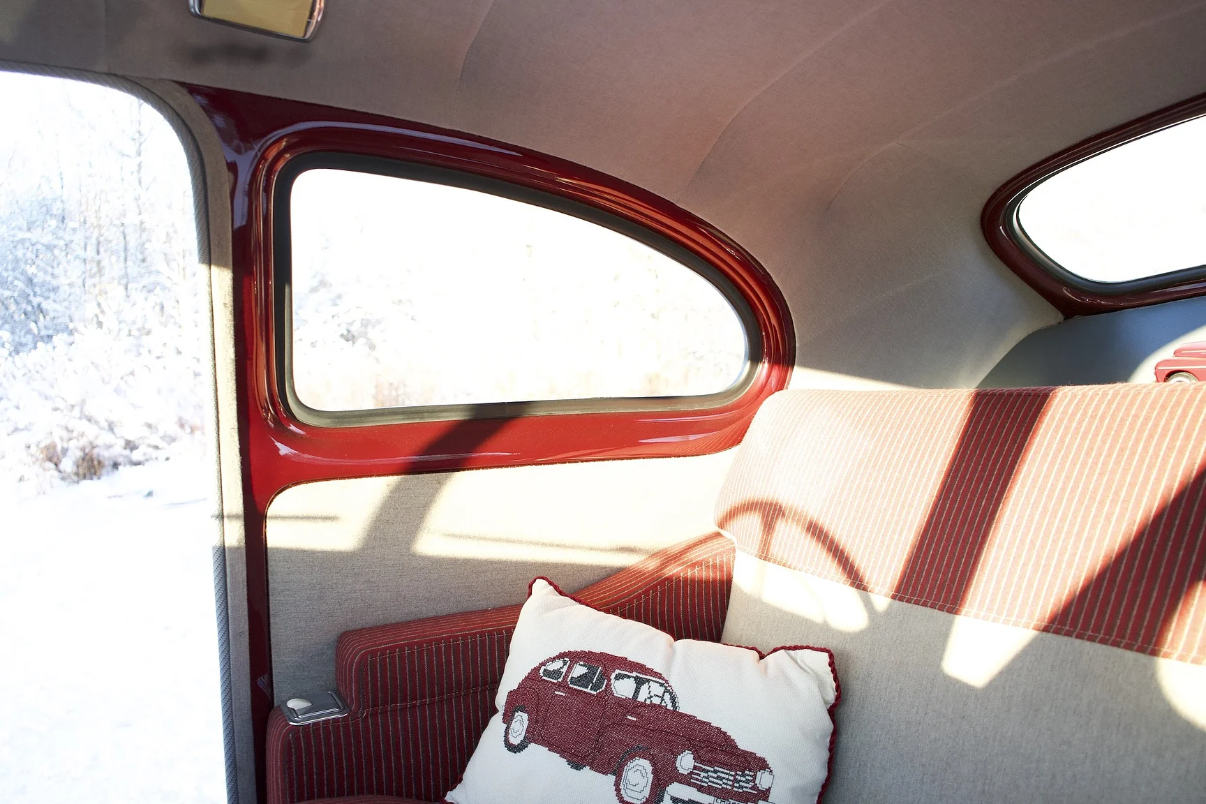 Interior image of 1953 Volvo PV444 DS (16)