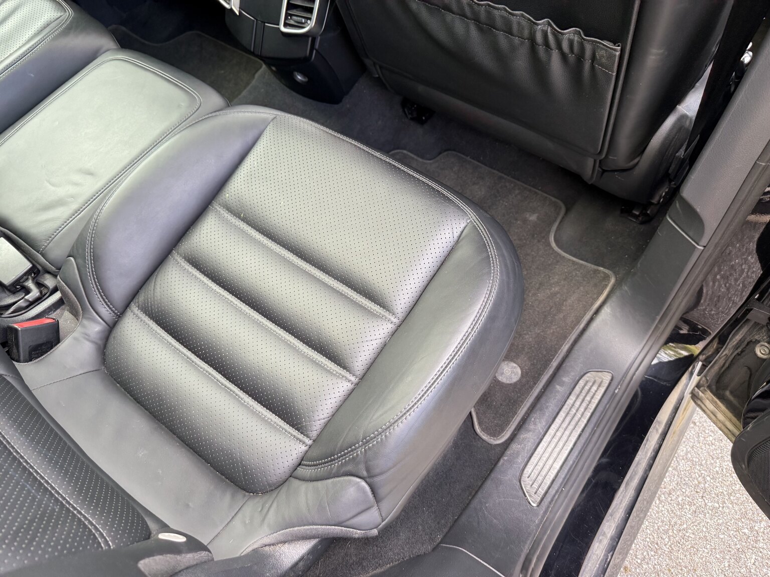 Interior image of 2013 Porsche Cayenne GTS