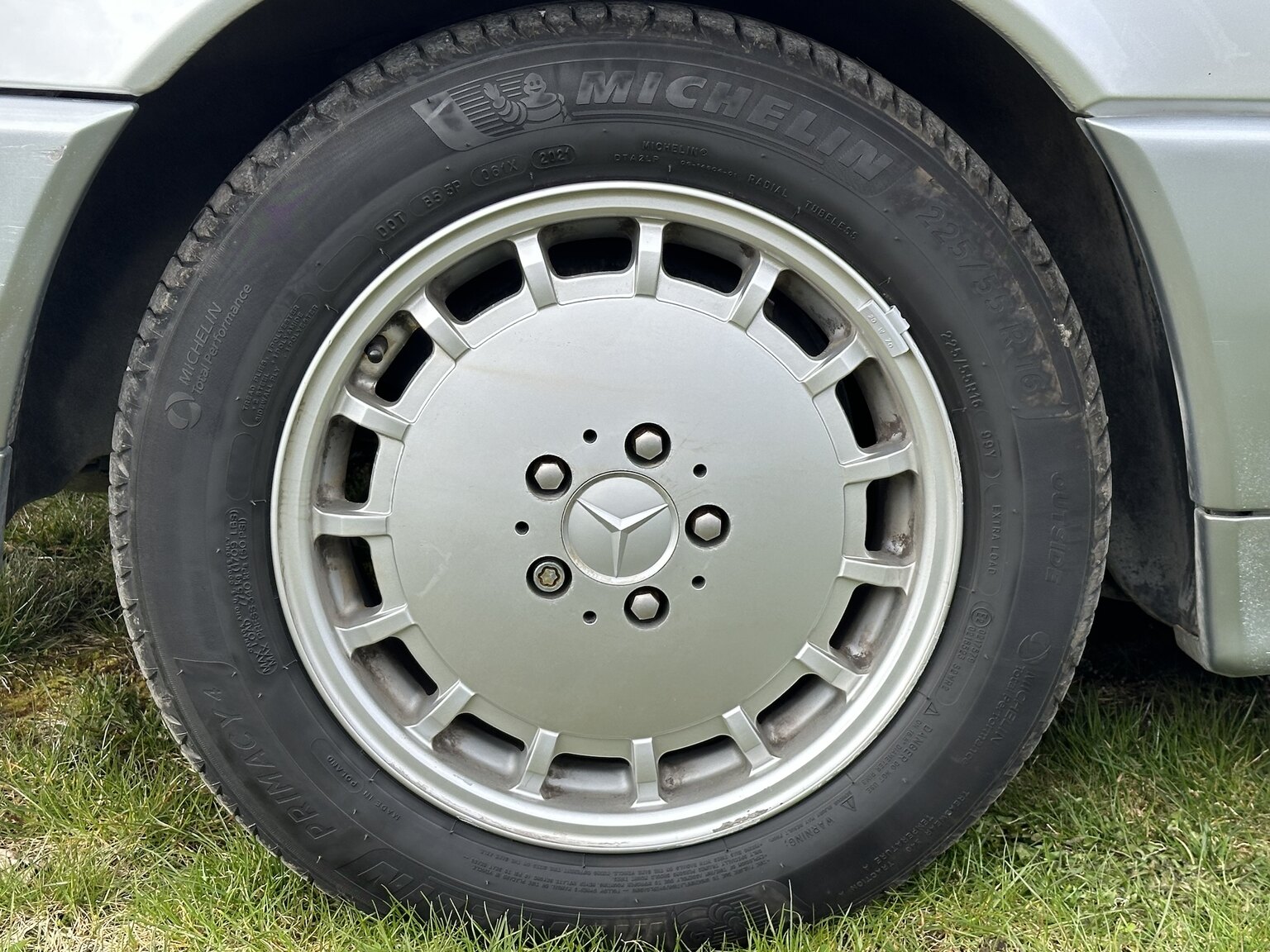 Exterior image of 1992 Mercedes-Benz SL 500