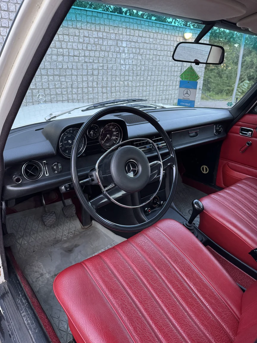 Interior image of 1972 Mercedes-Benz 200 (6)