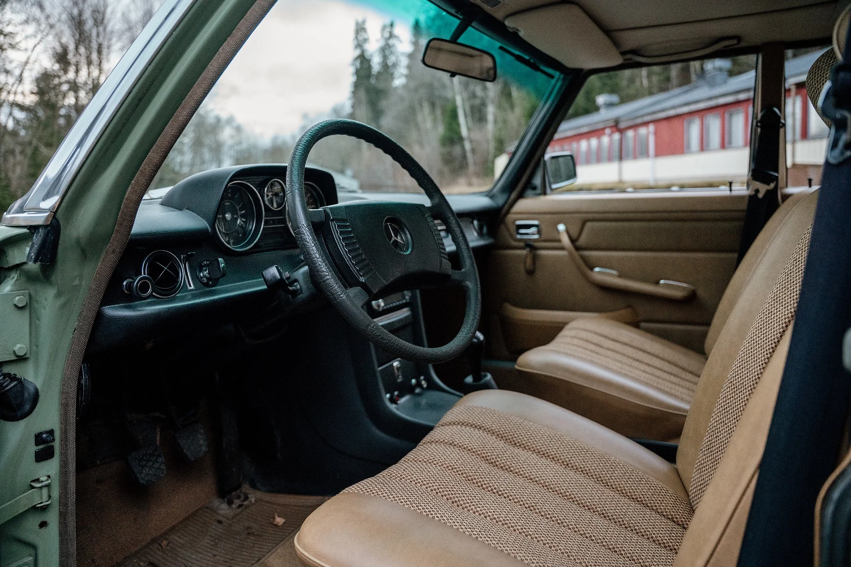 Interior image of 1975 Mercedes-Benz 240 D 3.0 (1)
