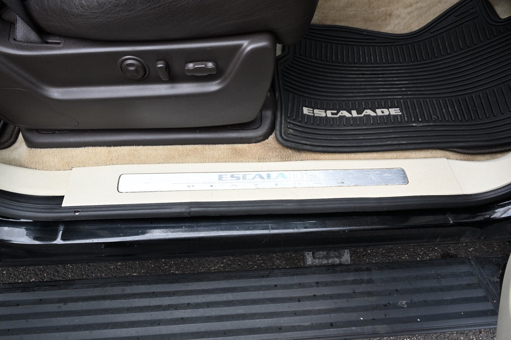 Interior image of 2010 Cadillac Escalade ESV 6.2 Flexfuel