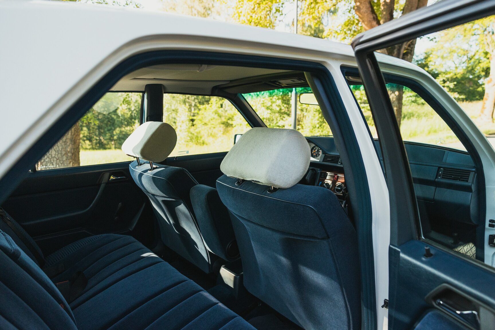 Innenraumfoto von 1987 Mercedes-Benz 230E
