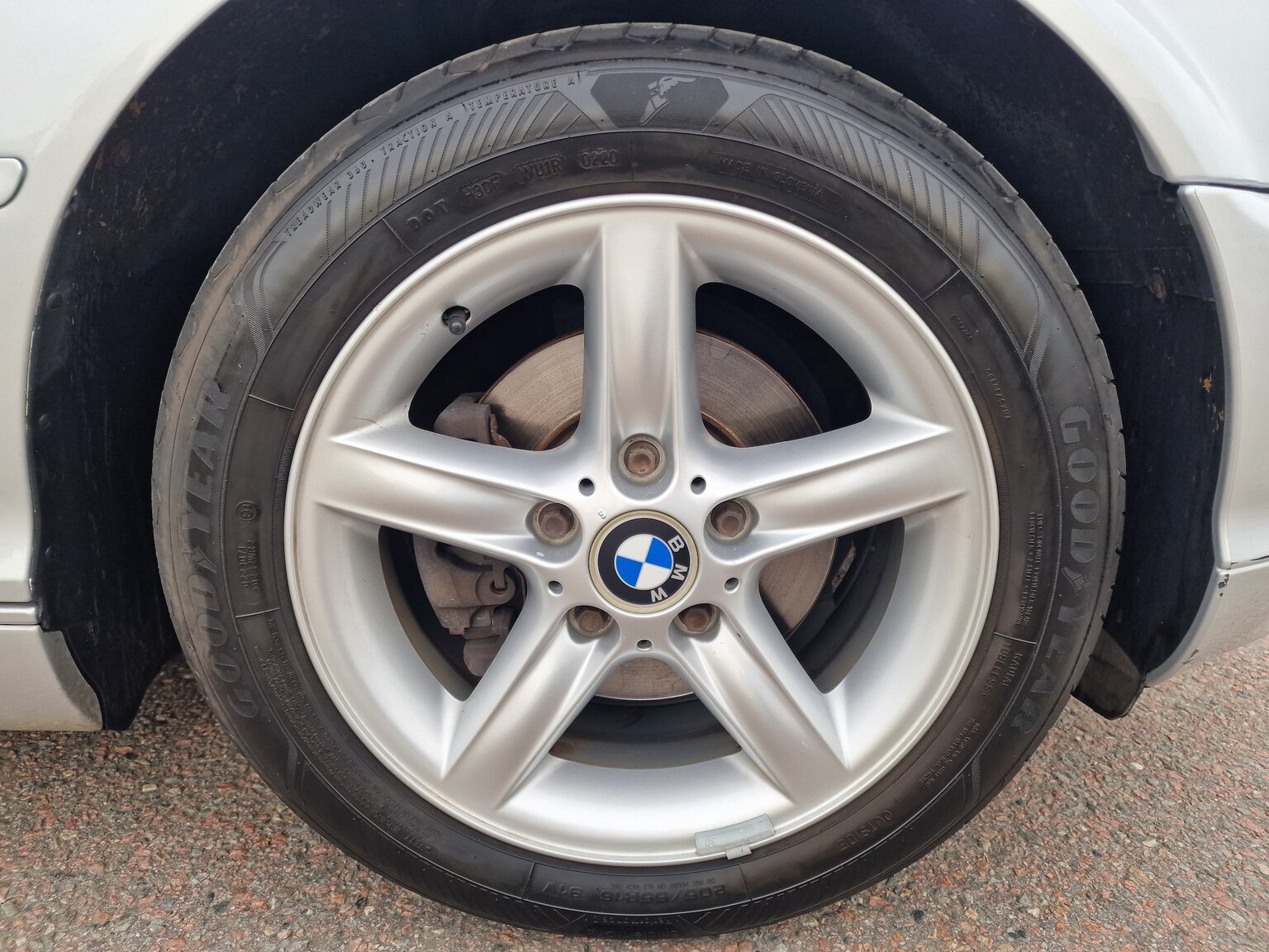 Exteriörbild på 2002 BMW 320Ci