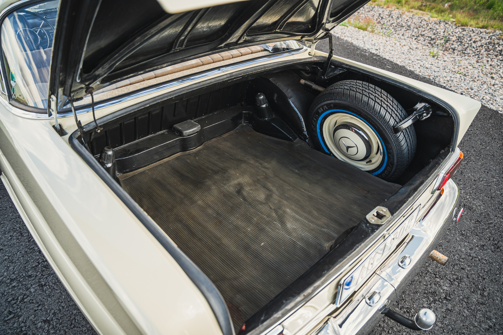 Innenraumfoto von 1966 Mercedes-Benz 200 D "Heckflosse"