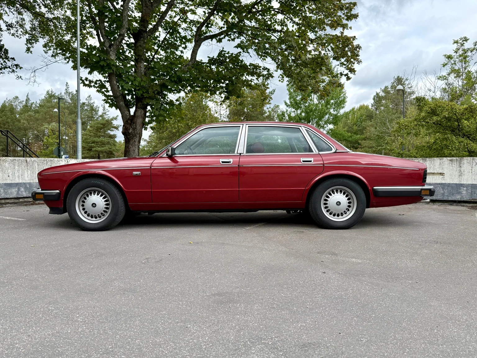 Exterior image of 1988 Daimler Six (6)