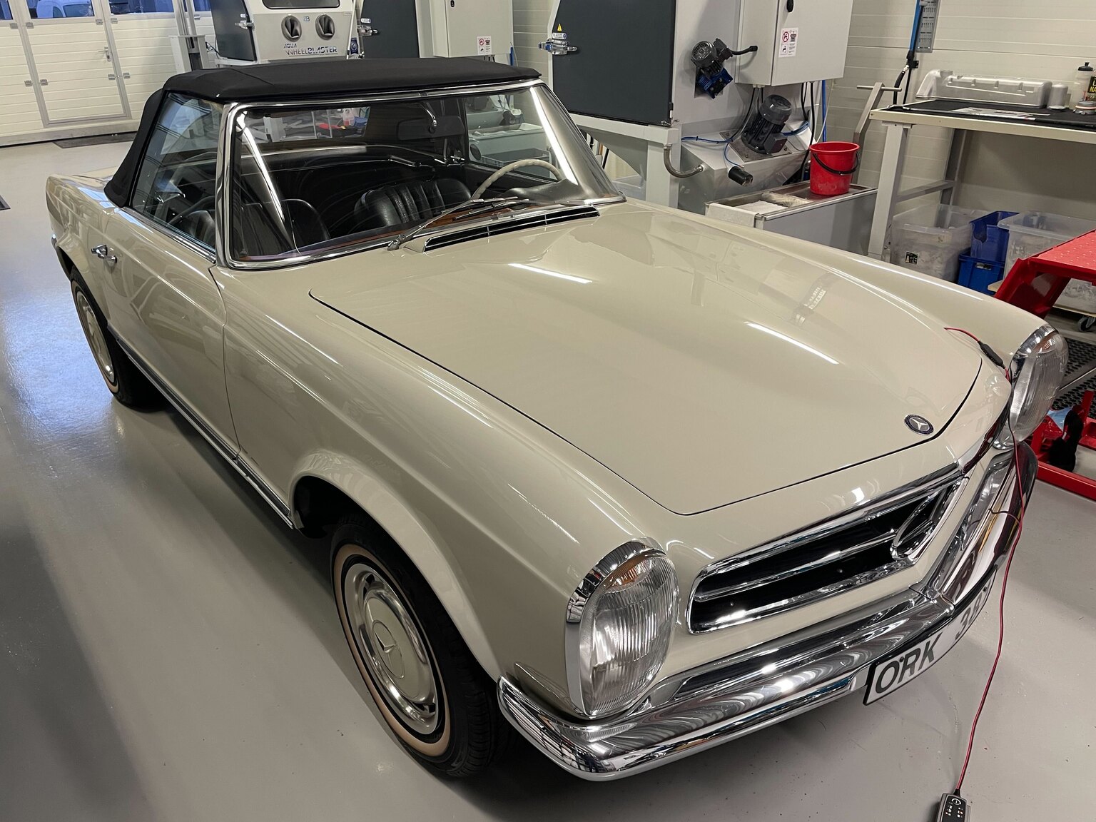 Exterior image of 1968 Mercedes Benz SL 280 Pagoda (74)