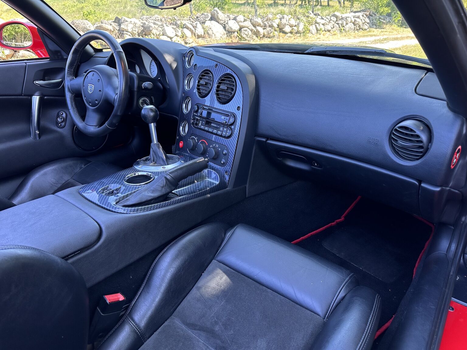 Interior image of 2004 Dodge Viper SRT-10 (21)