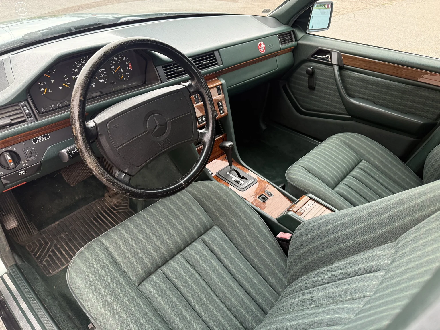 Innenraumfoto von 1991 Mercedes-Benz 300 E 4MATIC (1)
