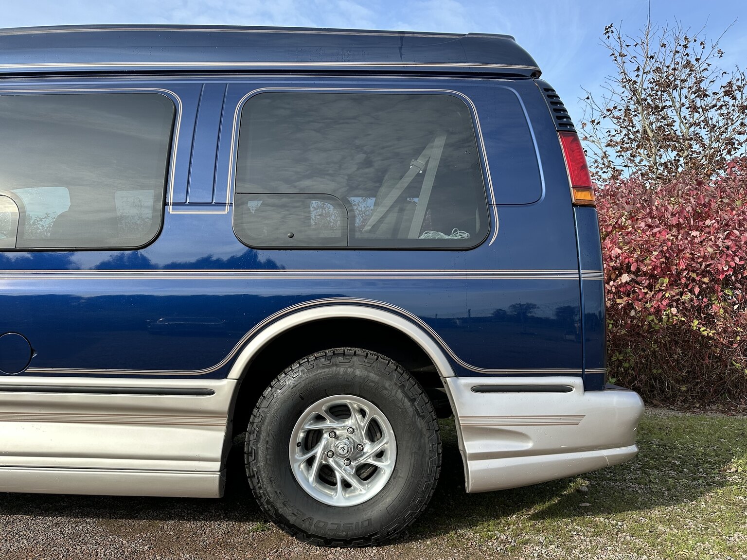 Exteriörbild på 2000 GMC Savana G1500 Conversion Van