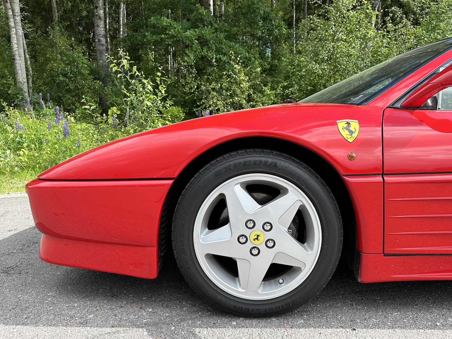 Exteriörbild på 1990 Ferrari 348 (17)