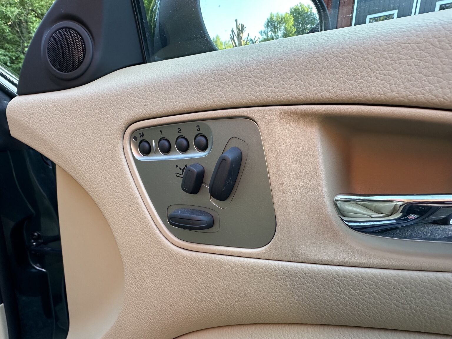 Innenraumfoto von 2007 Jaguar XKR (37)