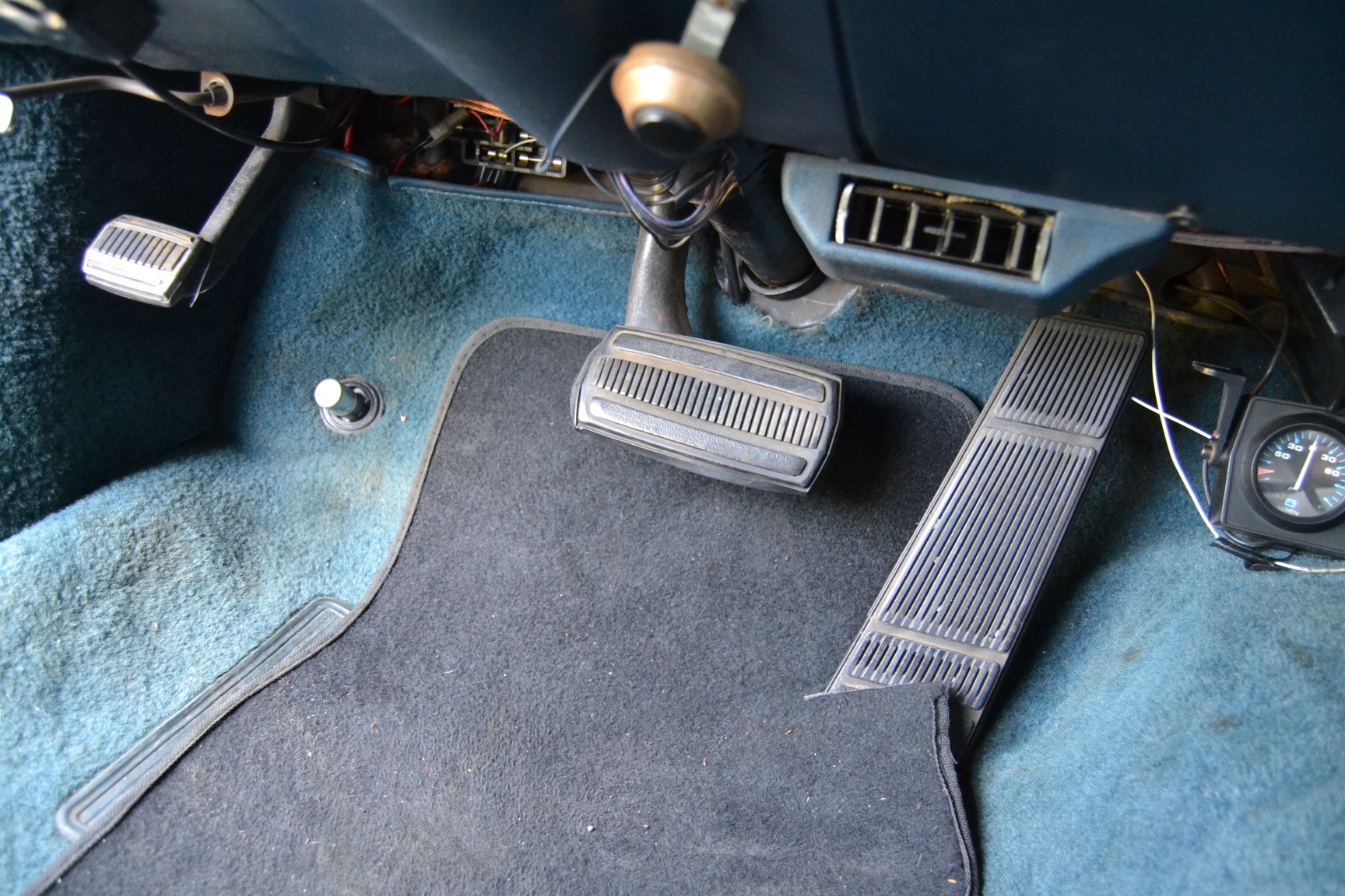 Interior image of 1970 Oldsmobile Ninety eight Convertible (28)