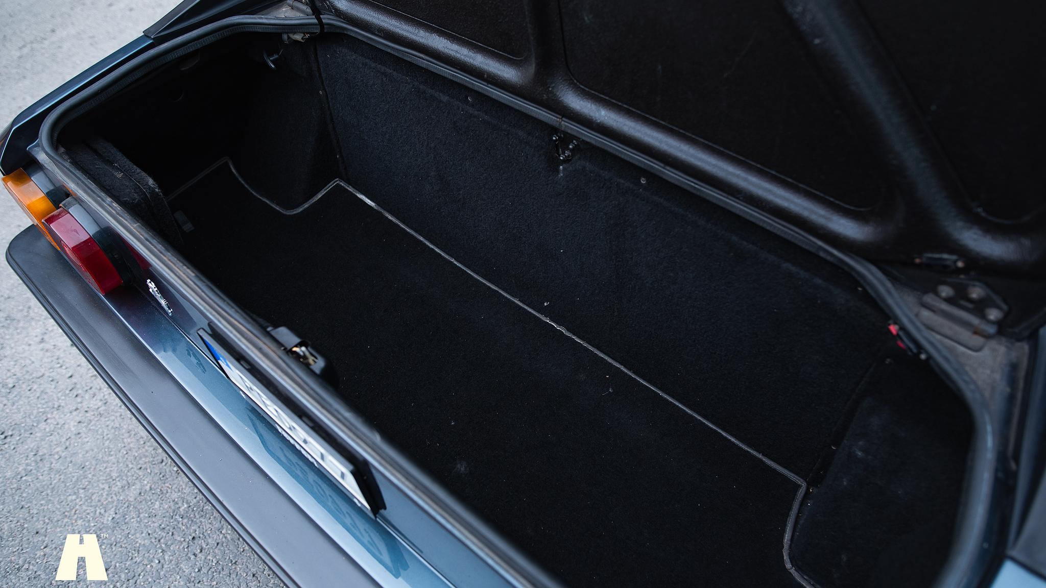 Interior image of 1985 Ferrari Mondial Quattrovalvole Design by Pininfarina (45)