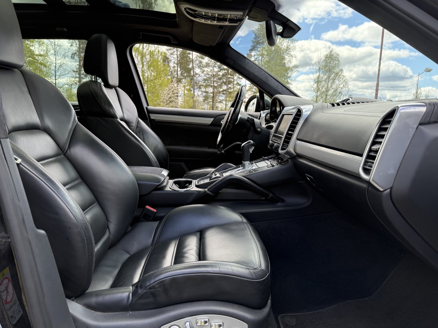 Interior image of 2013 Porsche Cayenne GTS